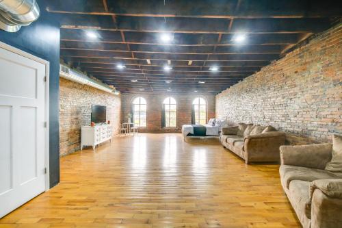 Jacuzzi Tub and Full Kitchen Dowtown Hannibal Loft