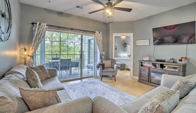 Jacuzzi Tub: Branson Retreat ~ 4 Mi to Strip