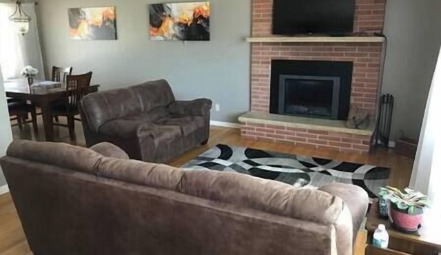 Jacuzzi tub - fireplace - Self check-in- off street parking!