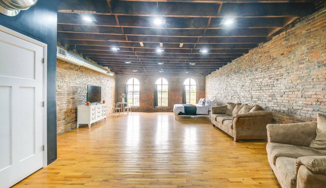 Jacuzzi Tub & Full Kitchen: Dowtown Hannibal Loft