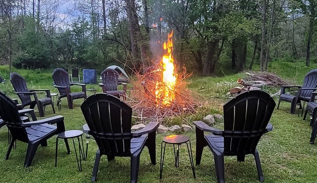 Jade Dragon Guest House - Deerfield, VA. - Hamilton Branch River