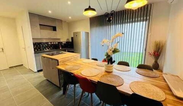 Jade - New house with a garden, sleeps 10 - 15 min from Disney