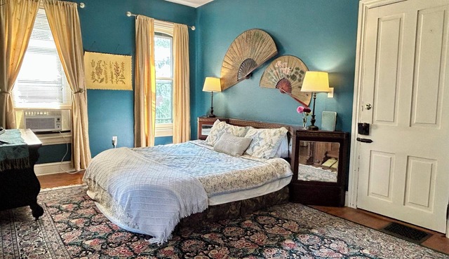 Jade Room at The Amethyst Inn B&B, jacuzzi, fireplace, antiques and Lancaster