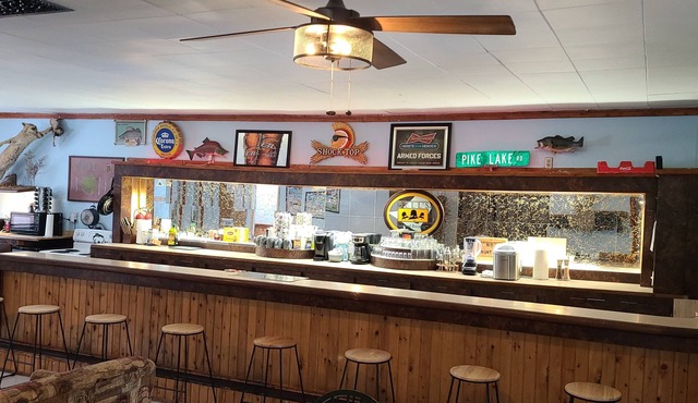 Jake's Bed & Bar 3BR, 8 beds, SXS Snowmobile Trail Access, Fire Pit, Grill, Wifi