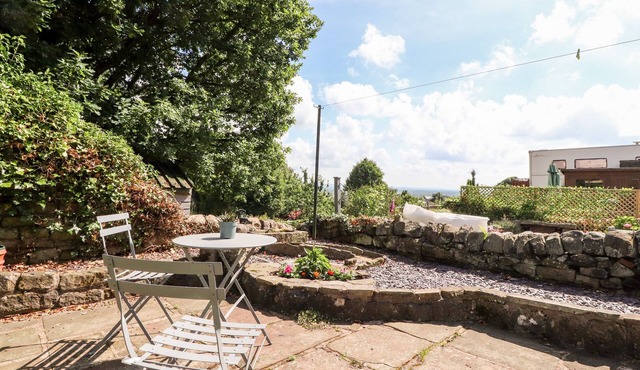 JAM POT COTTAGE, pet friendly, character holiday cottage in Longridge