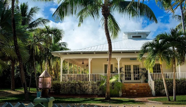 Jamaican Palm House 3 Bedrooms, 2 Bath, Poolside