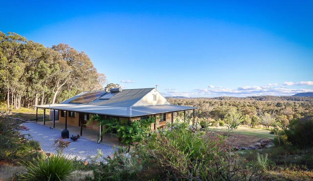 Jamaicaville - 90 Acre hilltop off-grid eco-home with awesome views