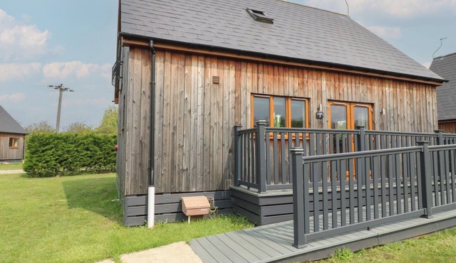 JAMES VILLE MARINA LODGE 7, pet friendly, with a garden in Brigg