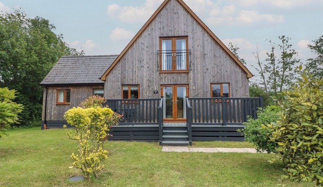 JAMES VILLE MARINA LODGE 13, pet friendly, with hot tub in Brigg