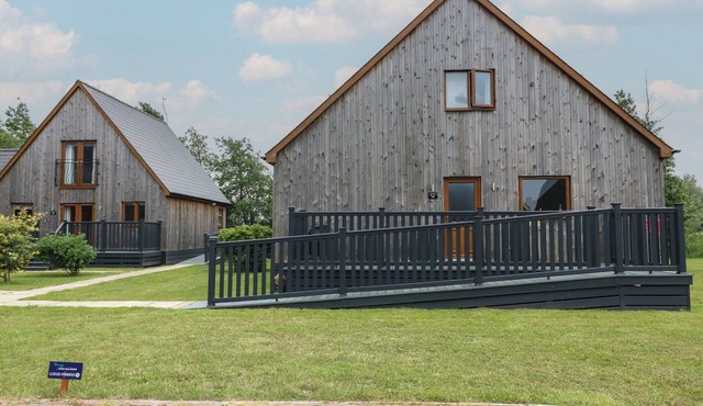 JAMES VILLE MARINA LODGE 14, pet friendly, with hot tub in Brigg