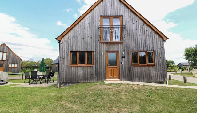 JAMES VILLE MARINA LODGE 22, family friendly, with hot tub in Brigg