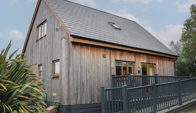 JAMES VILLE MARINA LODGE 10, pet friendly, with hot tub in Brigg