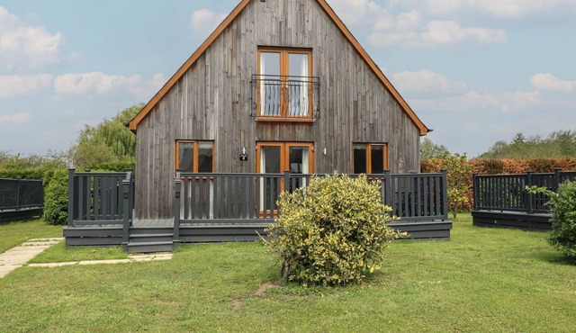 JAMES VILLE MARINA LODGE 8, pet friendly in Brigg