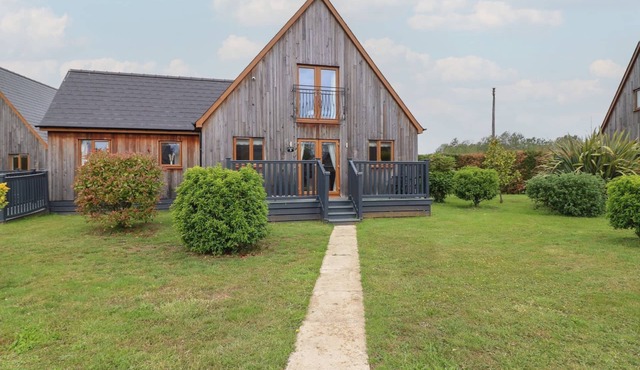 JAMES VILLE MARINA LODGE 9, with hot tub in Brigg