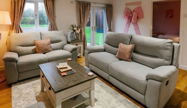 JAMES VILLE MARINA LODGE 23, with hot tub in Brigg