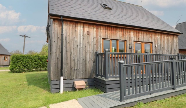 JAMES VILLE MARINA LODGE 7, pet friendly, with a garden in Brigg