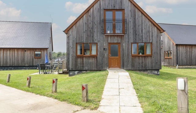 JAMES VILLE MARINA LODGE 21, family friendly, with hot tub in Brigg