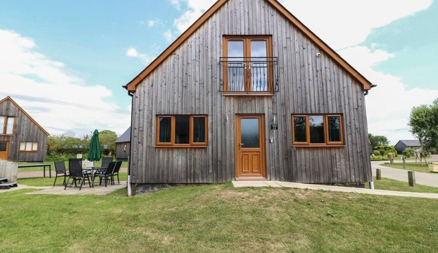 JAMES VILLE MARINA LODGE 22, family friendly, with hot tub in Brigg