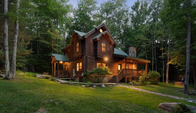 Jamesons Cabin! 8 Minutes to Wisp, HotTub, FirePit, Pets, EV Chgr