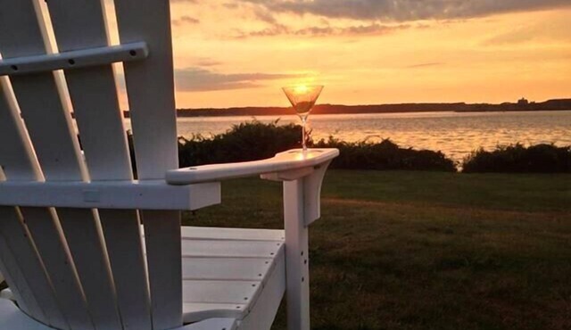 Jamestown Conanicut Island Retreat - The Island Life!