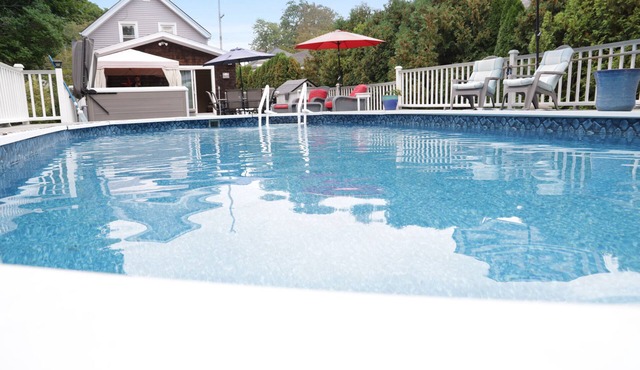 Jamestown Cozy Coastal Cottage in town near beaches & Newport. Sleeps 6 pets ok.