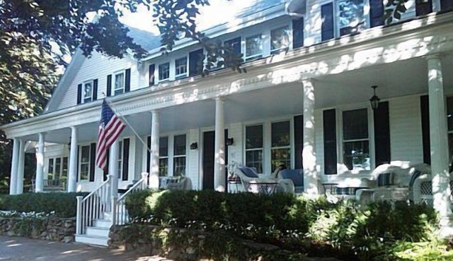 Jamestown’s beautiful Shoreby Hill Location! Reserve June 20-27 August 22-29