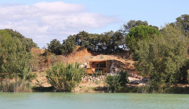 Jamie - Underground hut with jacuzzi