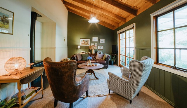 Jamieson Cottages by the River 1