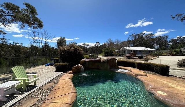 JAMS Lodge - Farm, Pool, Spa, Cinema, Bush and Fun