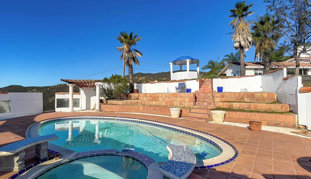 Jamul's Jewel: 10ACRES,Hilltop,Heated*Salt Pool,Spa*,City & Mtn.Views,B-Ball Court*,Grill,Horseshoes
