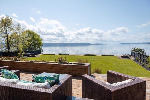 Jandals & Joy Lakefront Retreat