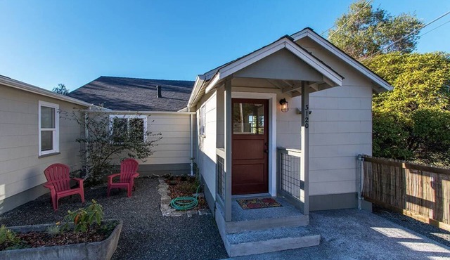 Jane's Creek Cottage ~ Affordable & Near Cal Poly Humboldt!