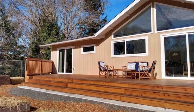 Jane's Creekside Garden 3BR/2BA Home