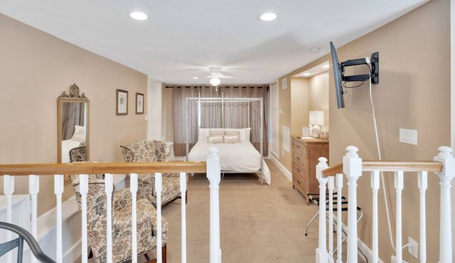 Jannus Suite at ONE Inn: King Bed, Kitchenette, Near Downtown & Vinoy Park