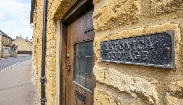 JAPONICA COTTAGE, pet friendly, with a garden in Bourton-On-The-Water