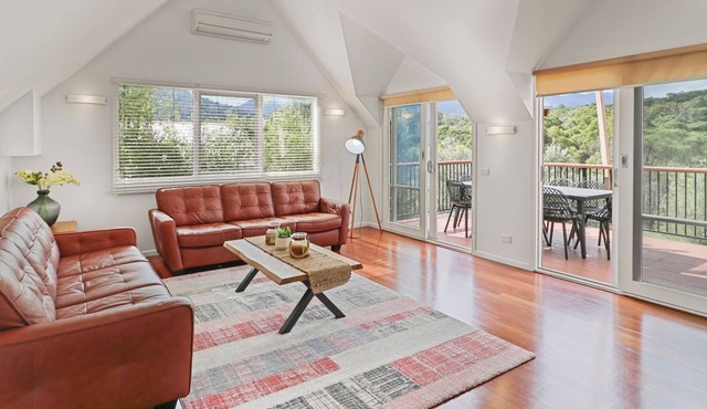 Jarrah Lodge - pleasant views to Mt Buller and surrounding mountains.