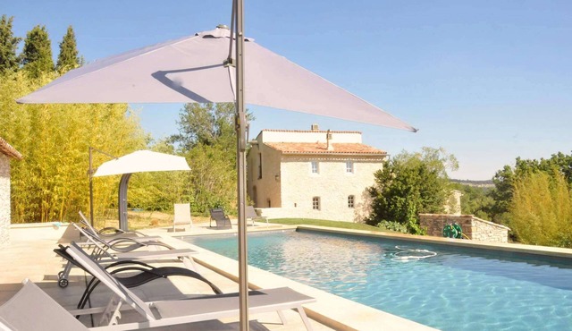 Jas Gibony Character house. Pool heated to 27°C