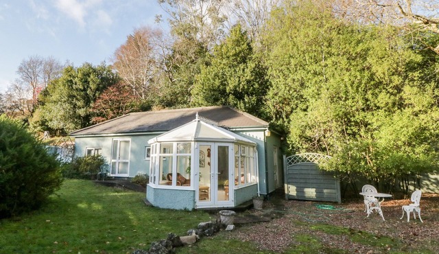 JASMINE AT MAGNOLIA LAKE, romantic, with a garden in Dawlish