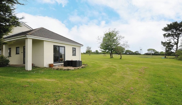 JASMINE AT MOORHEAD COUNTRY HOLIDAYS, with pool in Woolfardisworthy