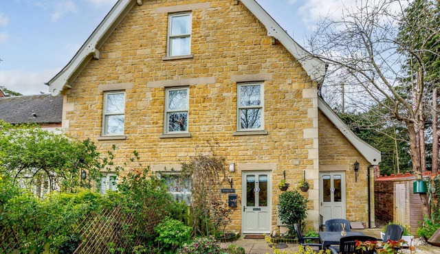 JASMINE COTTAGE, family friendly in Mickleton, Gloucestershire