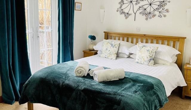 Jasmine Cottage, 3 Bedroom, Child friendly, 10 mins Walk to Beach, large Garden.