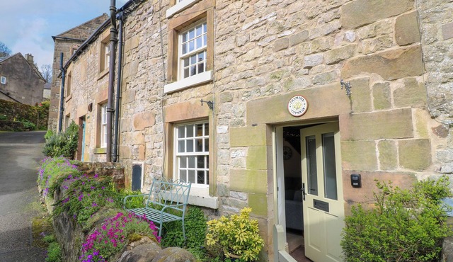 JASMINE COTTAGE, family friendly, with open fire in Winster
