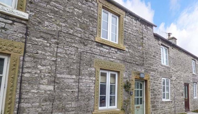 JASMINE COTTAGE, pet friendly, with open fire in Bakewell