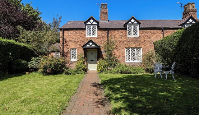 JASMINE COTTAGE, pet friendly, character holiday cottage in Dodleston