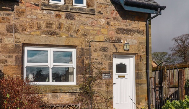 JASMINE COTTAGE, pet friendly, with a garden in Alnmouth