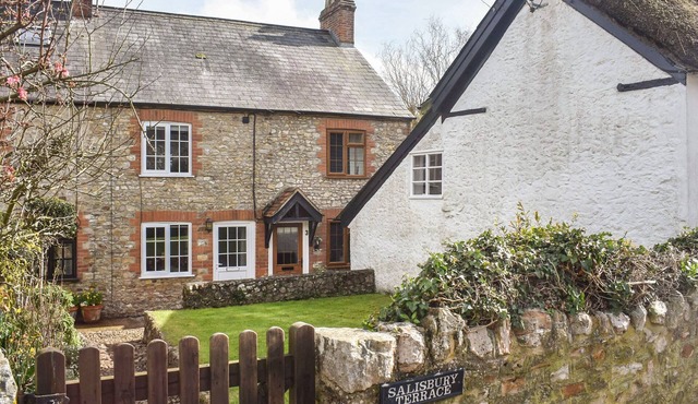 JASMINE COTTAGE, pet friendly, with open fire in Kilmington, Devon