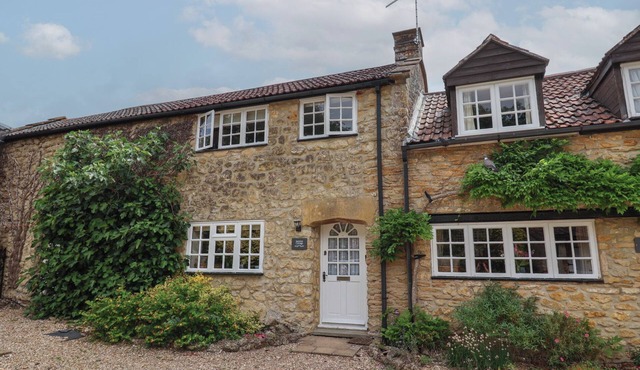 JASMINE COTTAGE, pet friendly, character holiday cottage in Mosterton