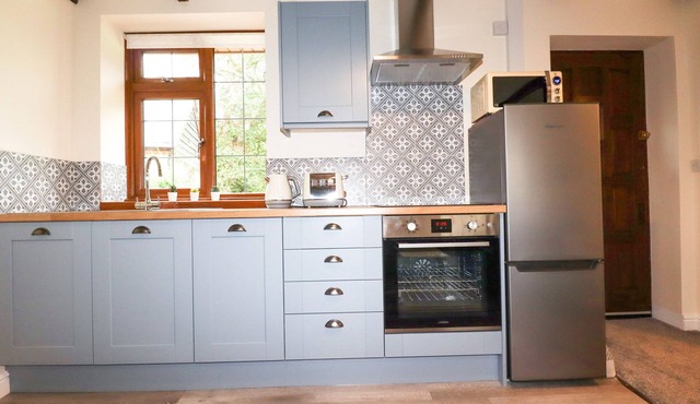 JASMINE COTTAGE, romantic, with a garden in Bodmin