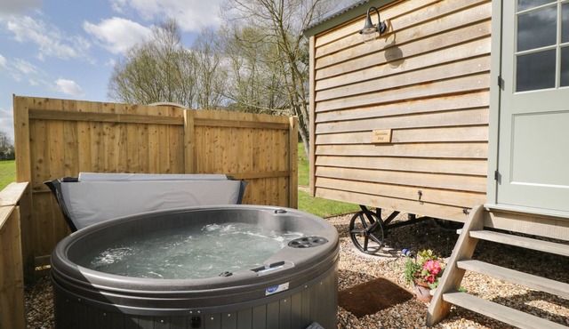 JASMINE HUT, MYRTLE FARM, romantic, with hot tub in Warmley