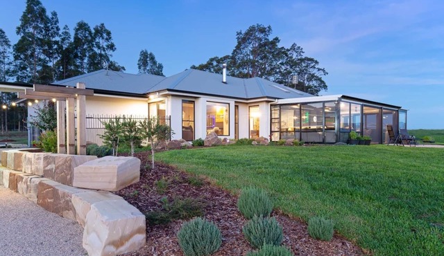 Jasmine Lodge - Idyllic home with pool, mountain views and fire pit.